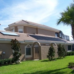瓦屋顶太阳能的应用池和太阳能水加热