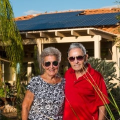 快乐的太阳能业主埃米尔和艾嘉!