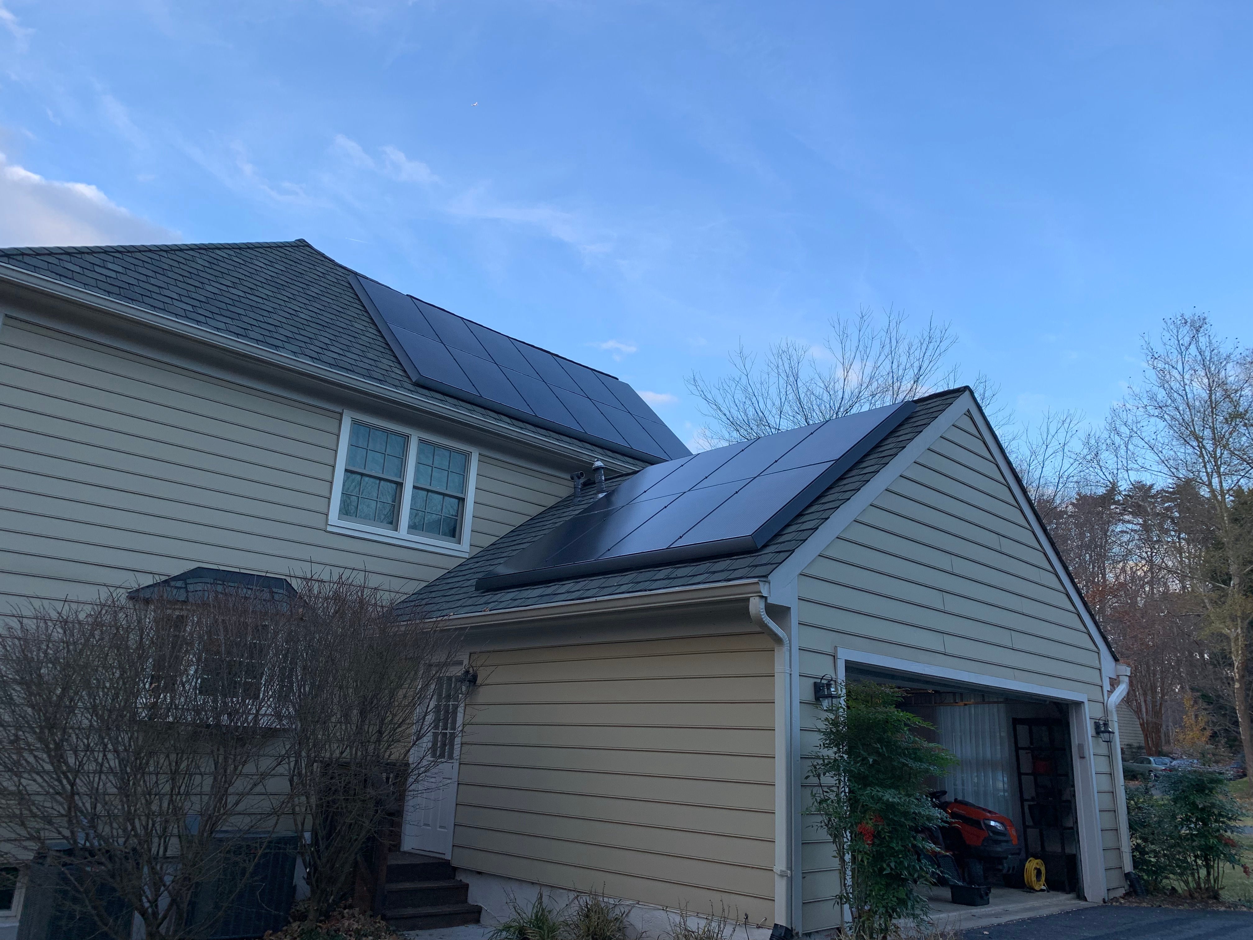在住宅和车库的一侧安装太阳能
