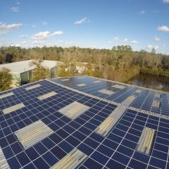 126千瓦波纹屋顶安装光伏系统在盖恩斯维尔,佛罗里达州