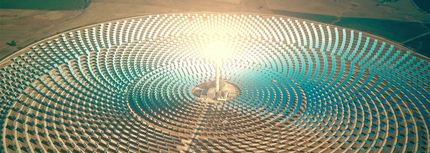 聚光太阳能发电塔在沙漠里